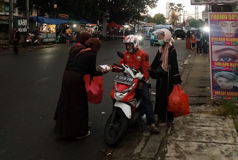 Aksi Berbagi Takijil Pramuka SMAN 1 Citeureup Di Bulan Ramadan