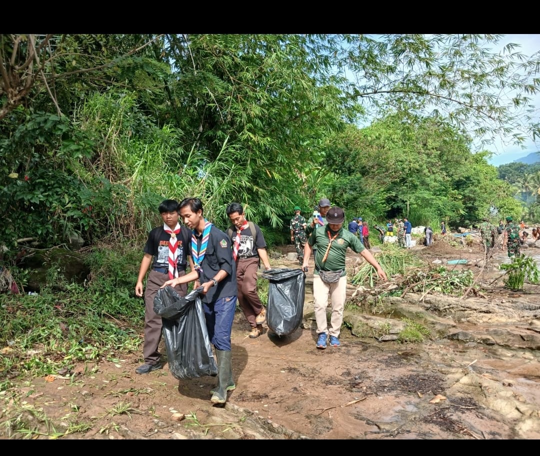 AKSI MENJAGA SUNGAI CIKANIKI DI LEUWISADENG, WUJUD KEPEDULIAN LINGKUNGAN BERSAMA
