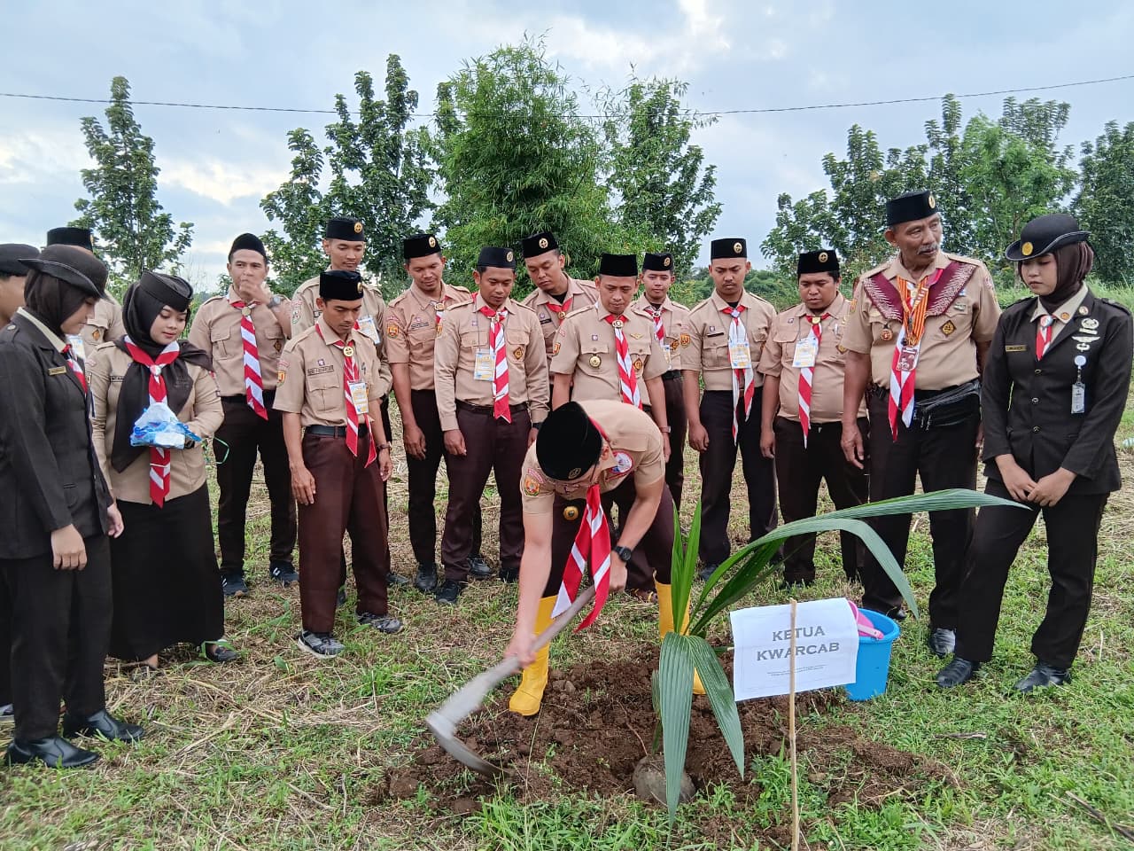 Ketua Kwartir Cabang dan Peserta KML Penegak Tanam 100 Bibit Pohon Kelapa di Desa Cisalada