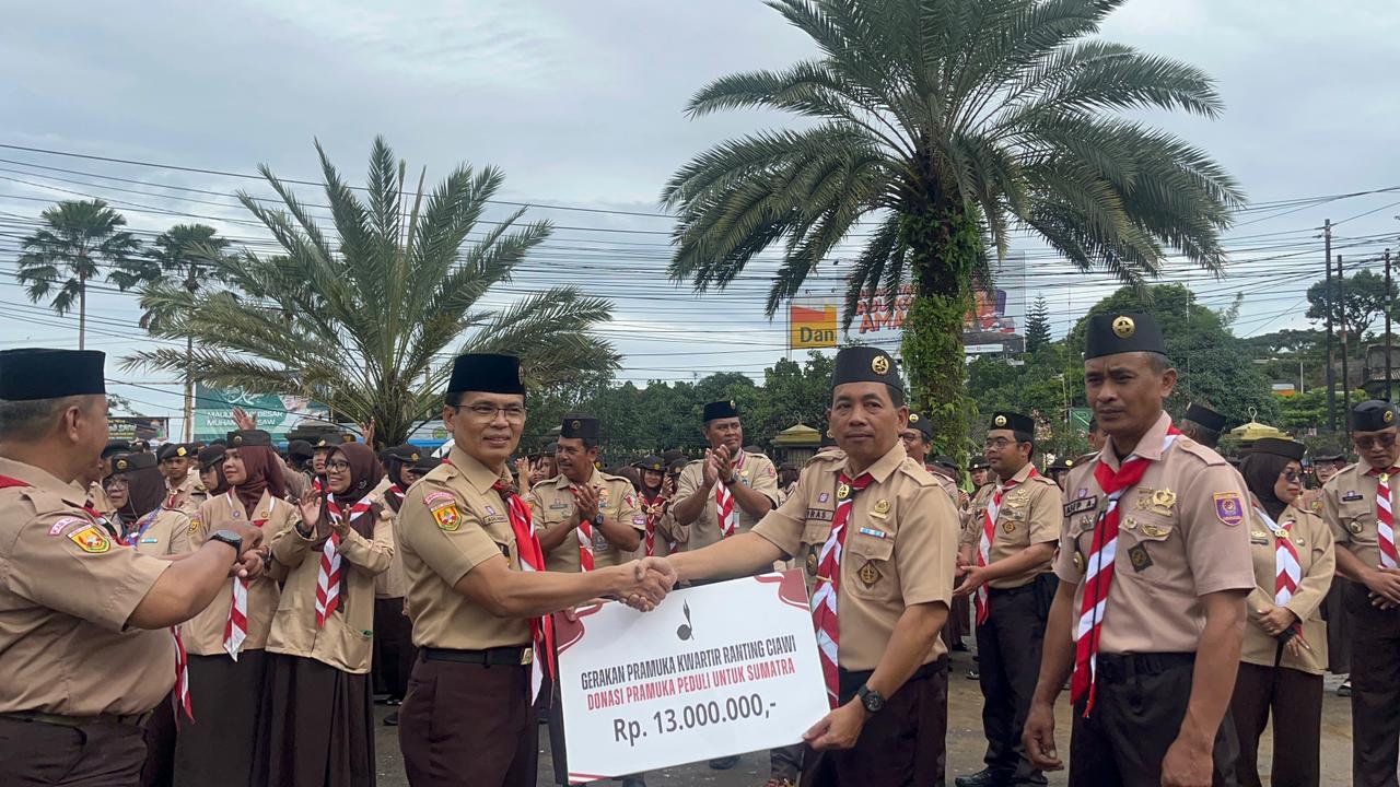 Kwarran Ciawi Serahkan Donasi Rp13 Juta untuk Korban Banjir Bandang Sumatera di Apel NATARU 2025–2026