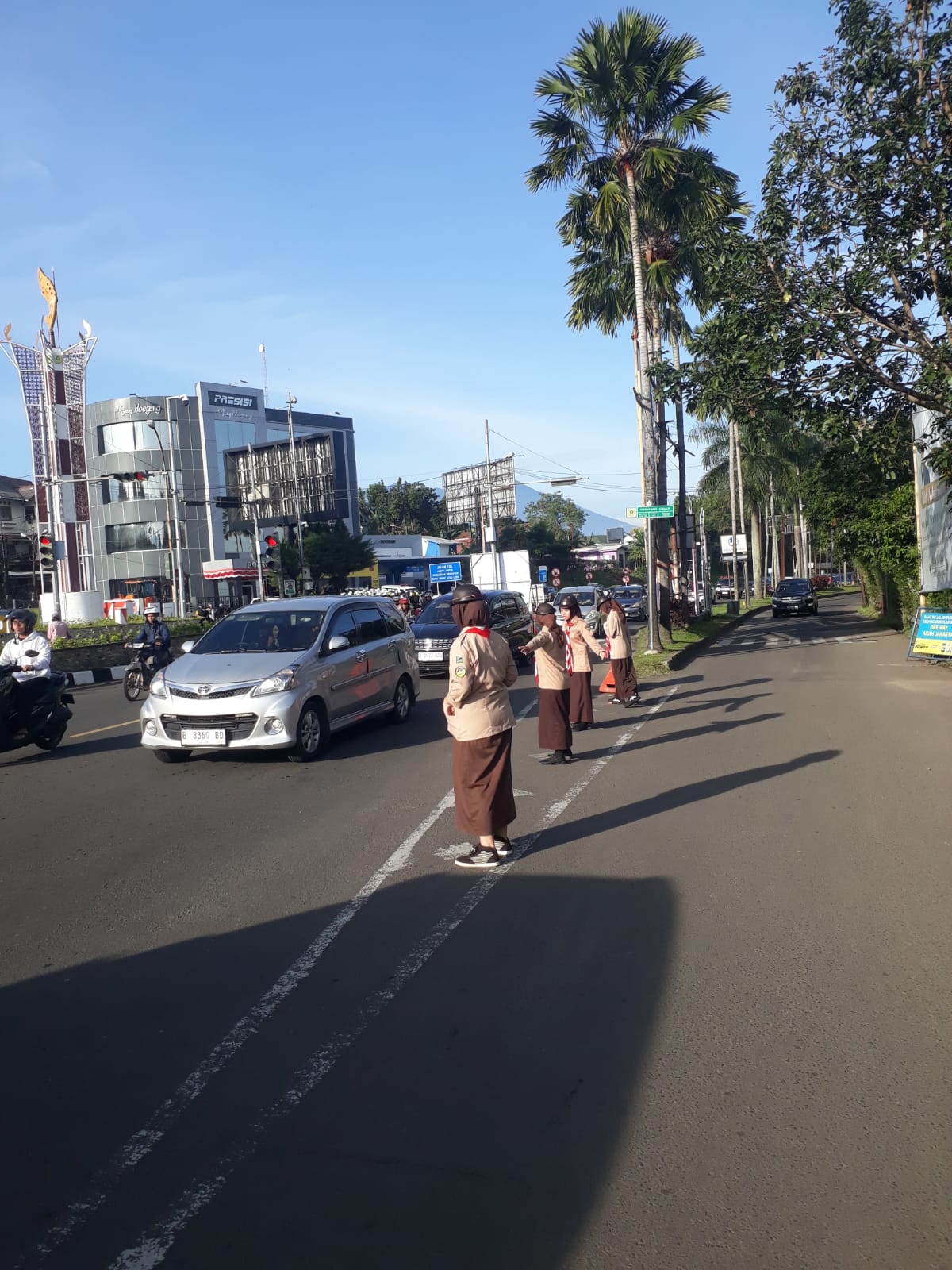 Pramuka Kwarran Megamendung Laksanakan Karya Bakti NATARU 2025, Arus Lalu Lintas di Exit Tol Gadog Ramai Lancar