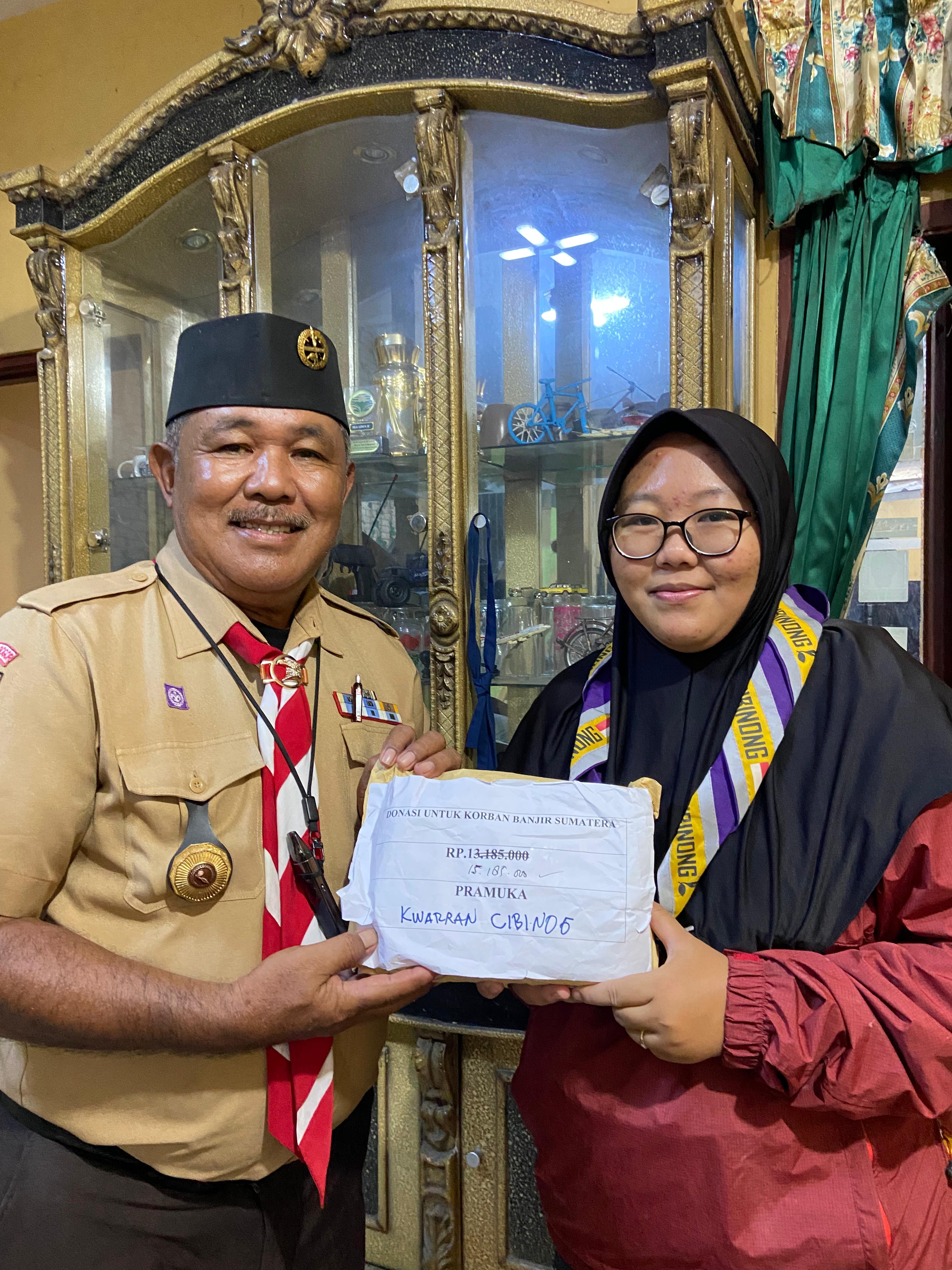 Kwarran Cibinong Serahkan Bumbung Pramuka Rp15 Juta Lebih untuk Korban Banjir Bandang Sumatera