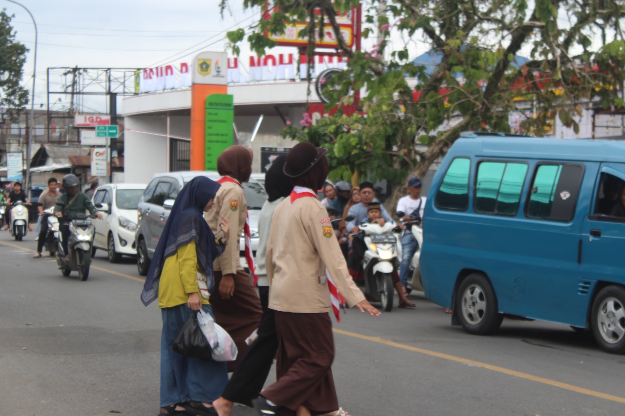 Pramuka Penegak Leuwiliang Siaga Nataru 2025, Hadir Jaga Lalu Lintas Demi Kenyamanan Masyarakat