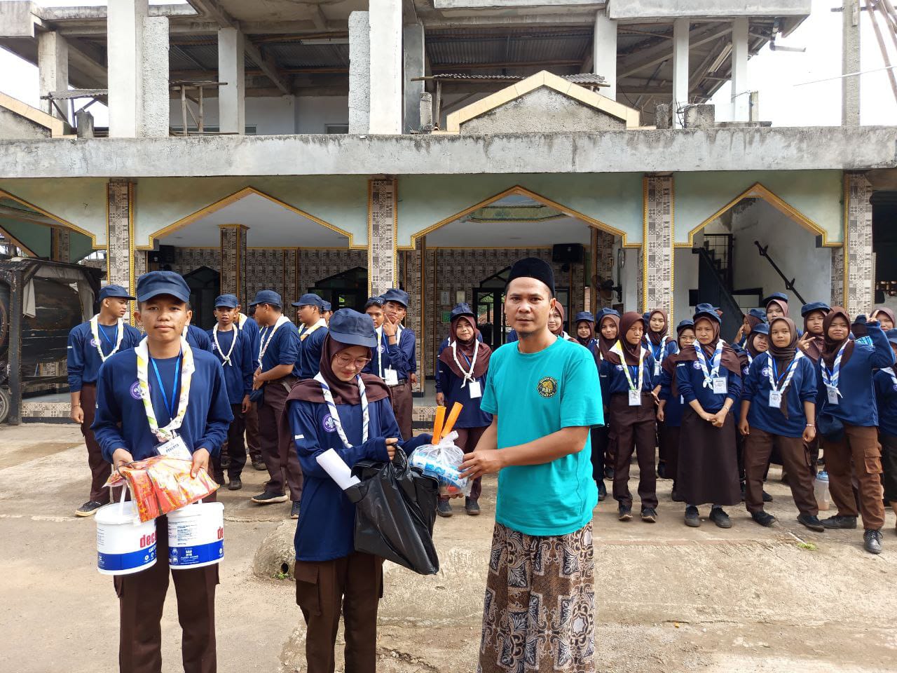 Wujud Pengabdian Pramuka, Kwarran Parungpanjang Bakti Sosial di Masjid Miftahul Khoir
