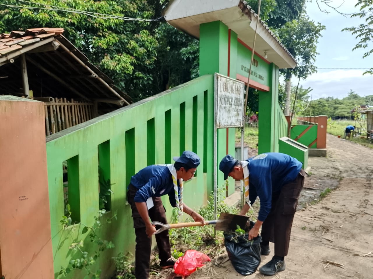 Wujudkan Lingkungan Asri dan Nyaman, Pramuka Penegak dan Pandega Parungpanjang Gelar Aksi Bersih-Bersih TPU Kp. Cilangkap