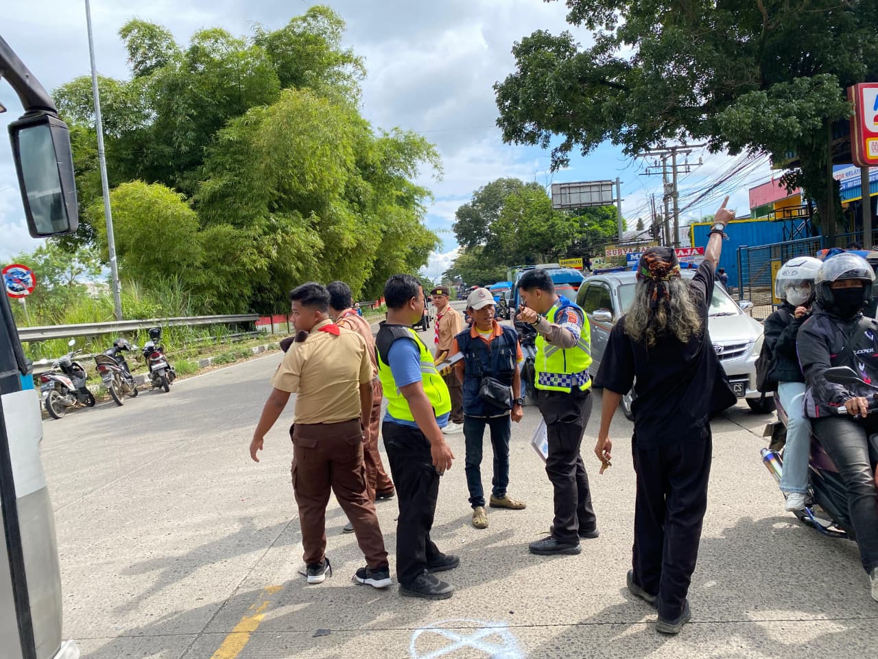 Sigap di Lokasi Kecelakaan, Pramuka Turun Tangan Selamatkan Korban Lakalantas di Exit Tol Bocimi
