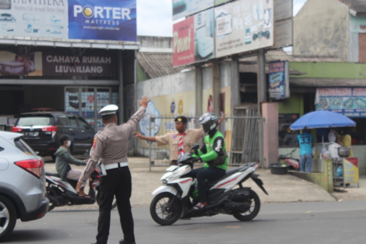 Gerakan Pramuka Mewarnai Kegiatan Karya Bakti Pengamanan Arus Lalulintas Natal dan Tahun Baru 2025