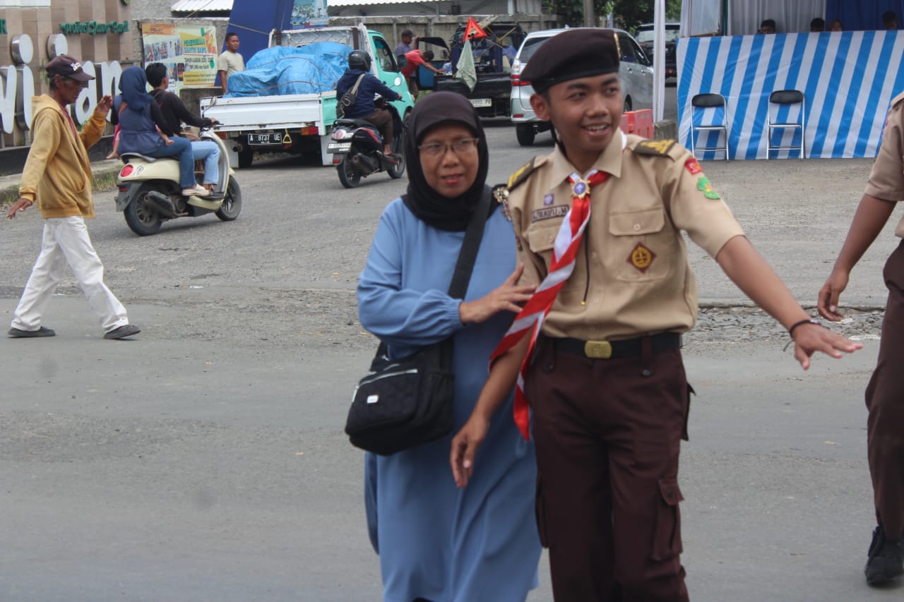 Gerakan Pramuka Leuwiliang Bantu Warga Nyebrang, Jalan Tetap Aman