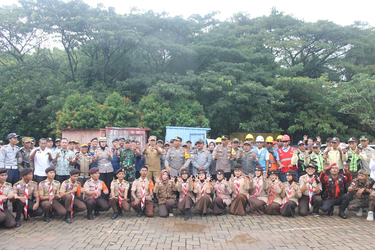 Pramuka Kwarran Cileungsi Turut Amankan Perayaan Natal dan Tahun Baru 2025