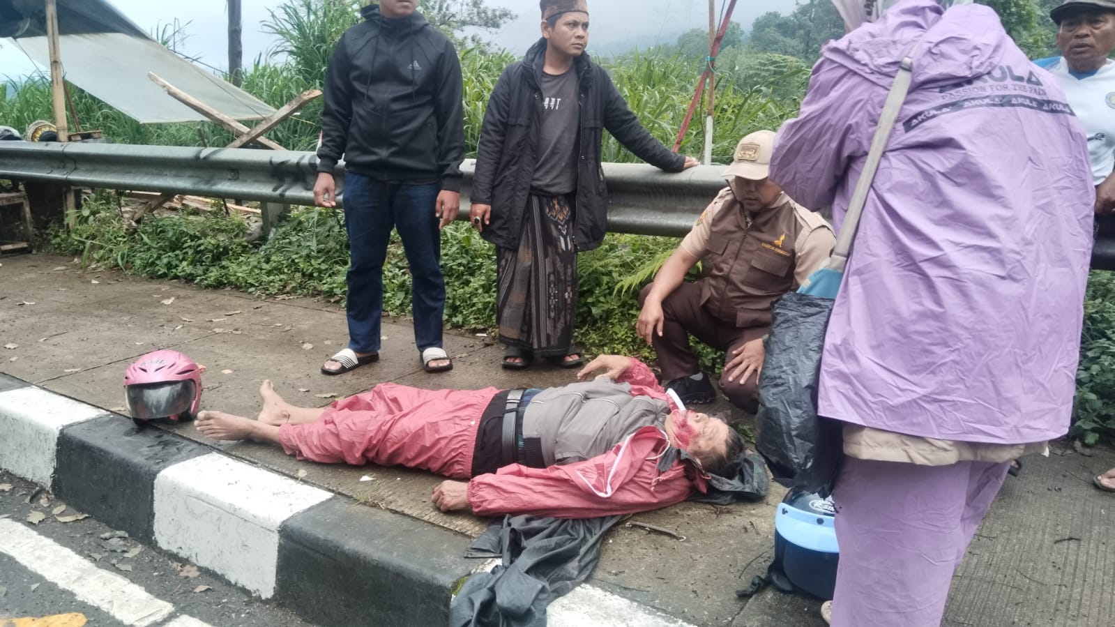 Sekretaris Kwarcab Kabupaten Bogor Monitoring Kwarran Cisarua, Sigap Menolong Korban Kecelakaan di Jalur Puncak