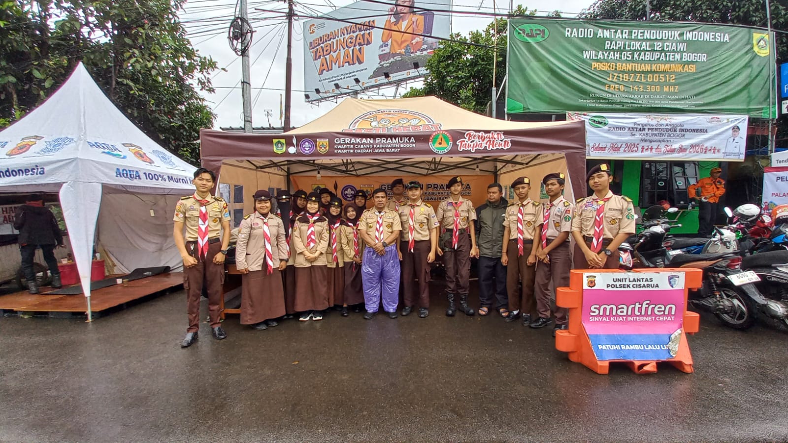 Diguyur Hujan, Semangat Tak Padam: Pramuka Megamendung Tangguh Amankan Simpang Gadog di Nataru 2025