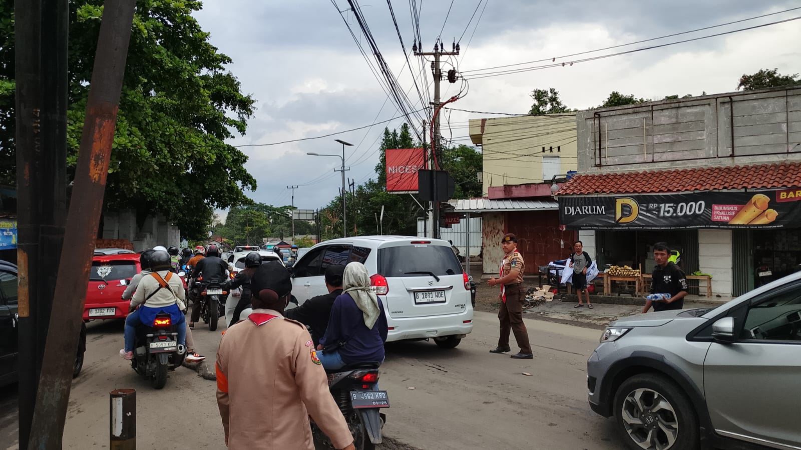 Situasi Lalu Lintas di Pos Pam Jonggol Padat Merayap, Pramuka Penegak Tetap Mengabdi di Hari Pertama 2026