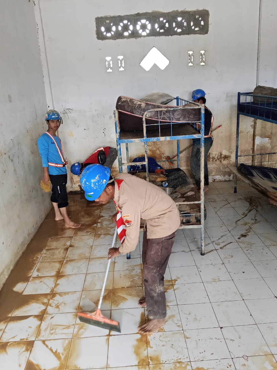 Anggota Saka Wira Kartika Kodim 0621 Kwarcab Kabupaten Bogor, Turut Bersihkan Dampak Banjir di Ponpes Darul Mukhlisin Aceh Tamiang