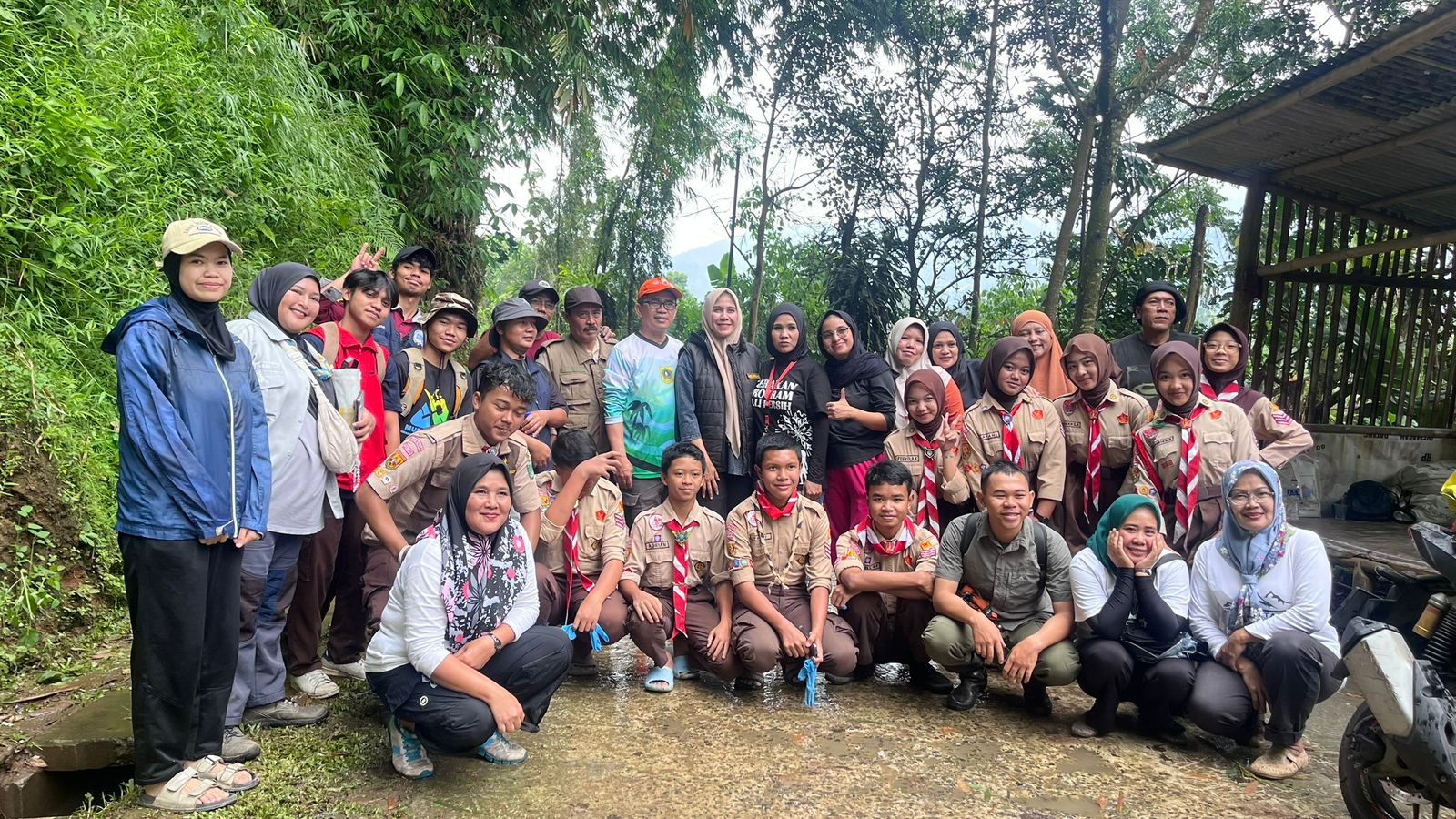 Pramuka Cisarua Turut Ambil Bagian dalam Kerja Bakti Jalan Sirna Rasa