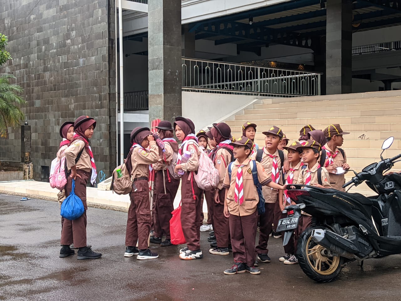 Hujan Tak Menghentikan Langkah Peserta Latas 2 dan LPH 1 Menuju Lokasi Perlombaan