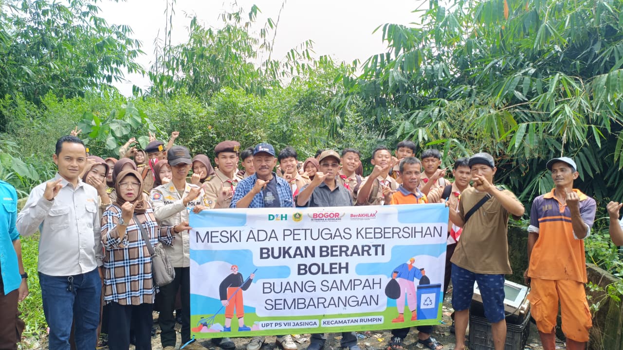 Pramuka Penegak Rumpin Beraksi, Sampah di Tepi Jalan Desa Cibodas Dibersihkan