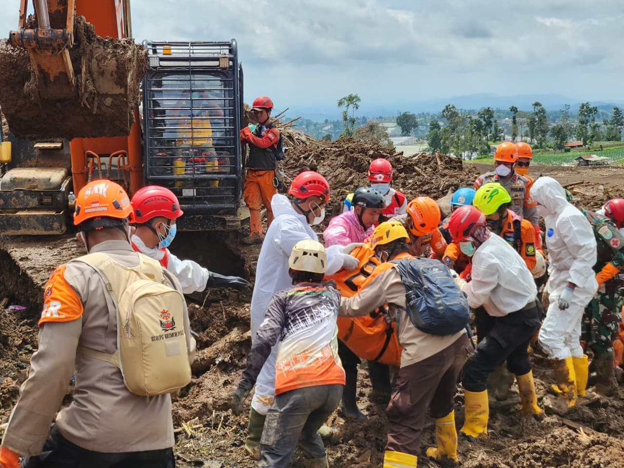 Hari Ke-7 Operasi SAR, Pramuka Peduli Sayaga Kwarcab Bogor Fokus Pengawasan Alat Berat di Lokasi Longsor Pasirlangu