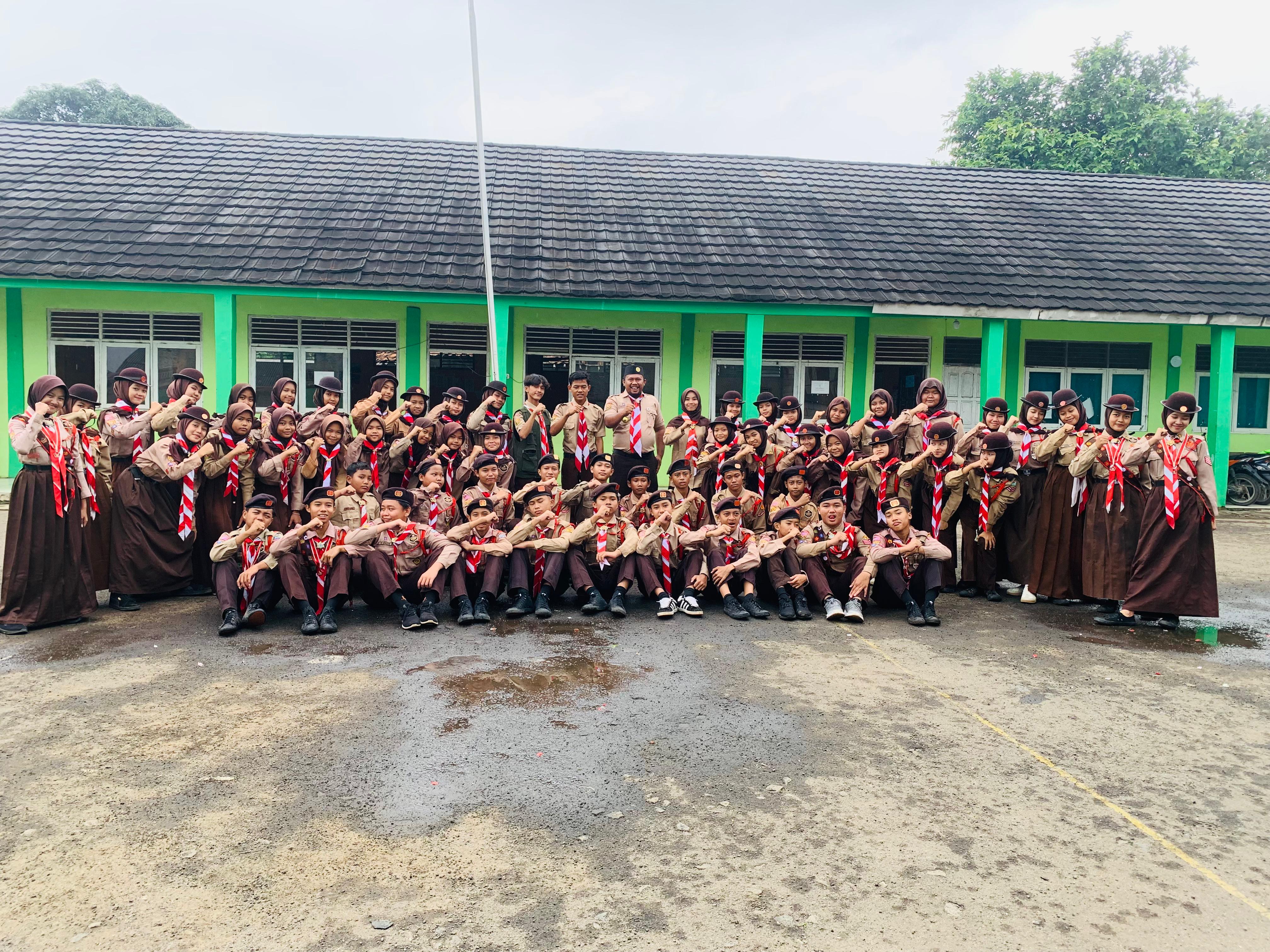 MTs Almakmur Kukuhkan 34 Penggalang Ramu dan Sematkan Bintang Tahunan