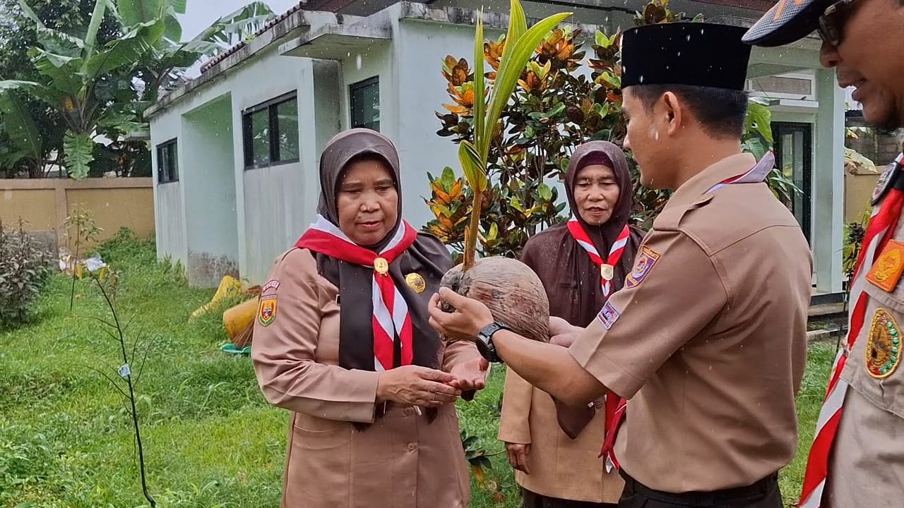 Kwarran Pamijahan Tanam Tunas Kelapa sebagai Wujud Kontribusi Pramuka untuk Masyarakat