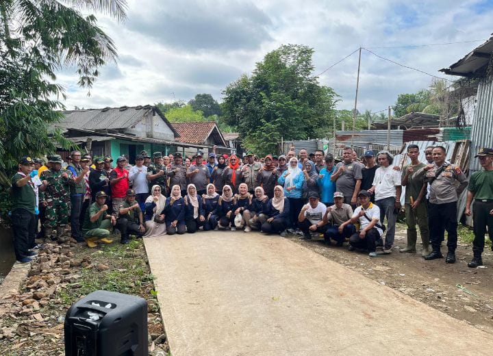 Pramuka Kwarran Cibinong Bersama Forkopimcam Gelar Aksi Bersih Kali di Kelurahan Nanggewer