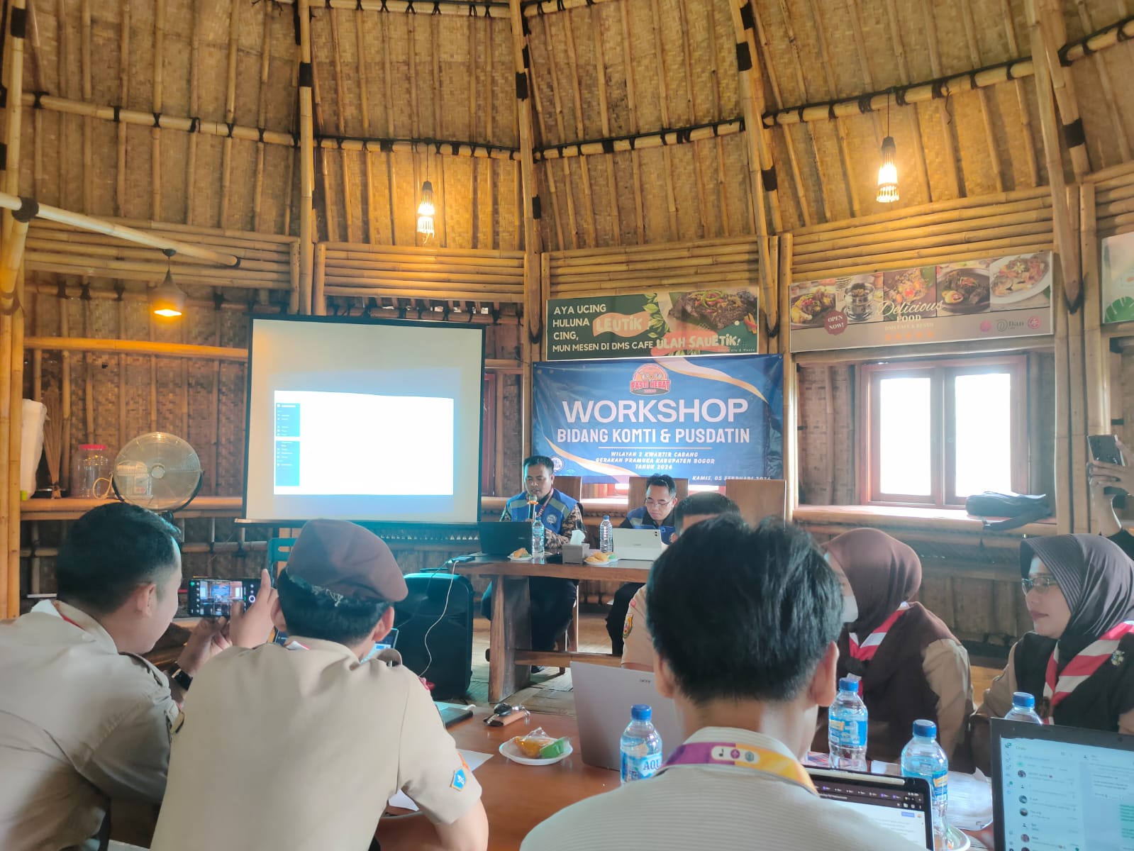 Cara Unik Pramuka Bogor Tingkatkan Publikasi Kegiatan, DMS Caffe Mendadak Jadi Ruang Redaksi Pramuka!