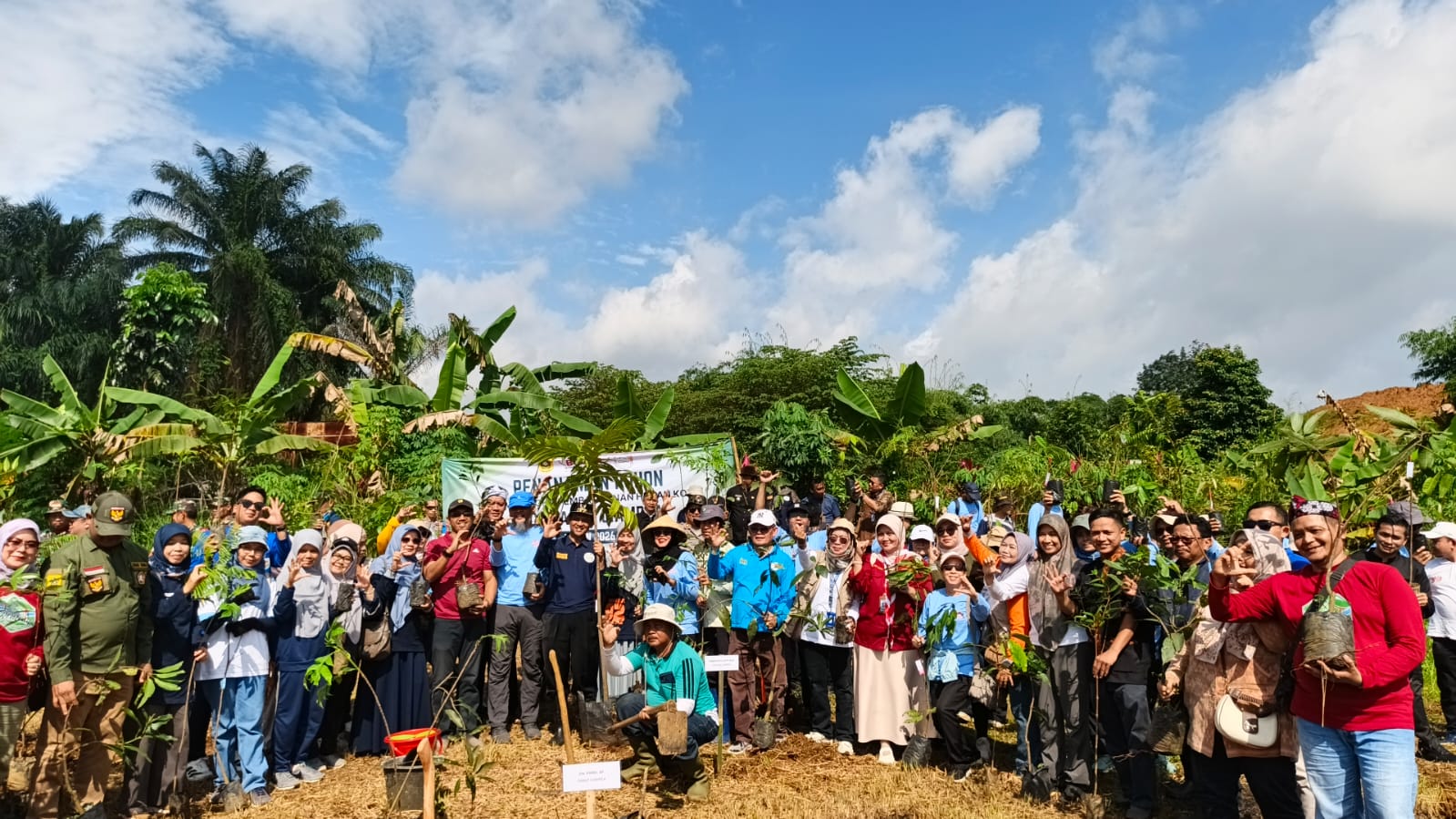 Kwaran Ciampea Ikut Sukseskan Program Penanaman Pohon Satu Hektar Hutan Kota