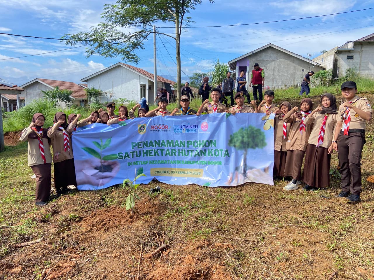 Pramuka Kwarran Cigudeg Hijaukan Huntap Pasir Awi, Sukseskan Program "Penanaman Pohon Satu Hektar Hutan Kota" Kabupaten Bogor