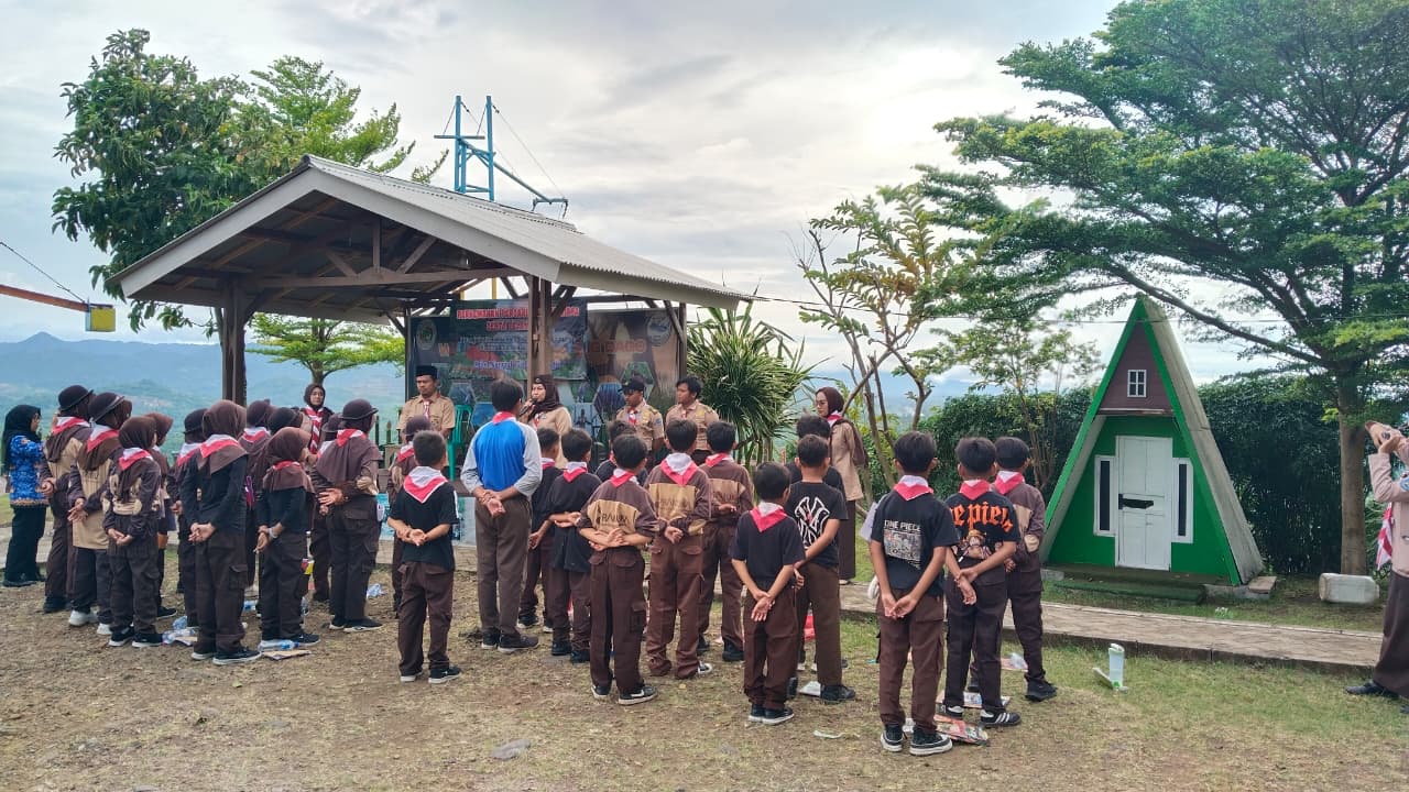 Belajar di Alam, Dilantik dengan Bangga: PERSARI Pramuka Penggalang MIS Nurul Falah Dago