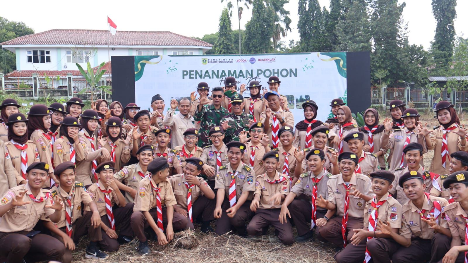 Pramuka Cileungsi Beraksi Lakukan Penanaman Pohon di Hutan Kota