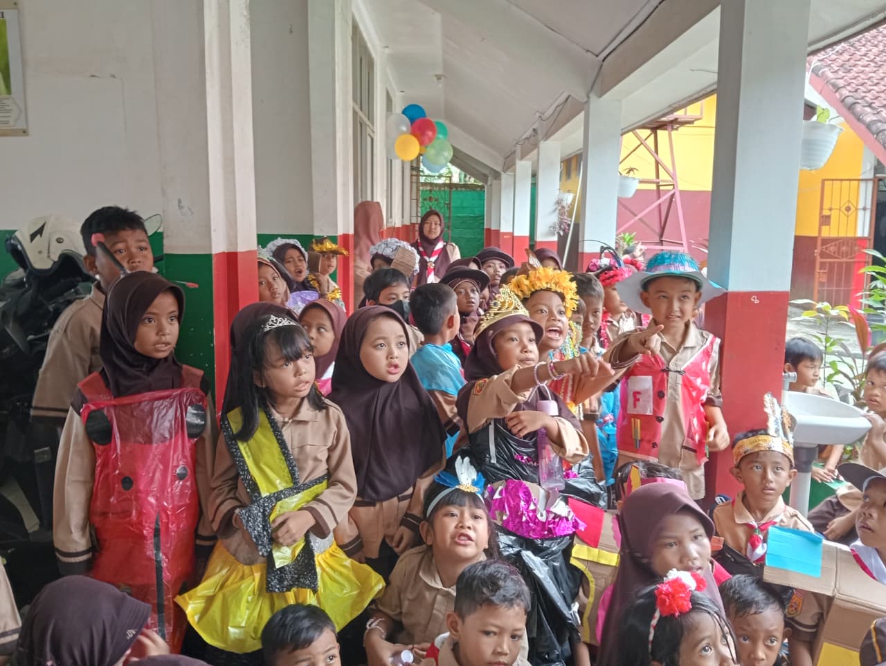 Satu Hari Jadi Kenangan Abadi: Intip Hebohnya Fashion Show dan Karnaval di Persari SD N Cilebut 03 - Kwarran Sukaraja