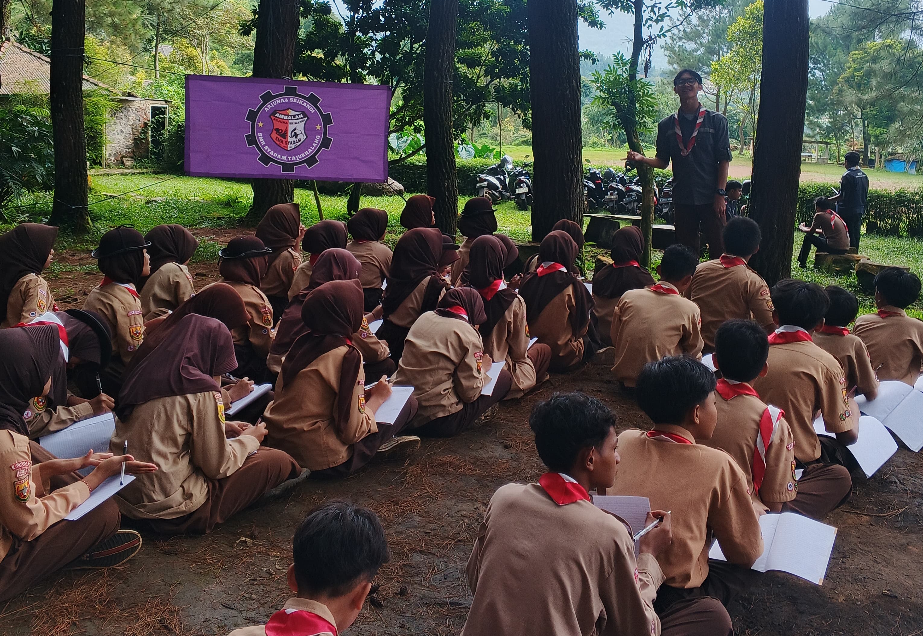 Kukuhkan Kader Pemimpin, SMK Syadam dan SMP Aqilah Hidayah Gelar Pelantikan di Kaki Gunung Bunder