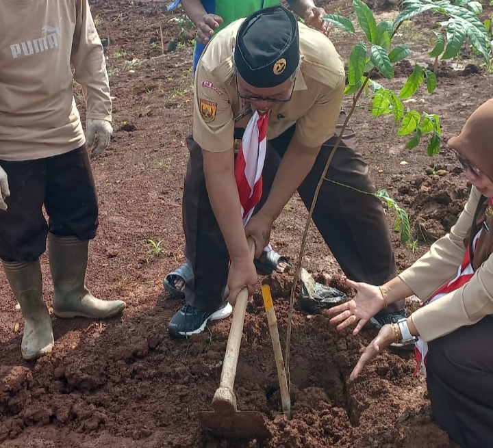 Pramuka Tajurhalang Hijaukan Jalan Bomang, Dukung Program Satu Kecamatan Satu Hektar Hutan Kota