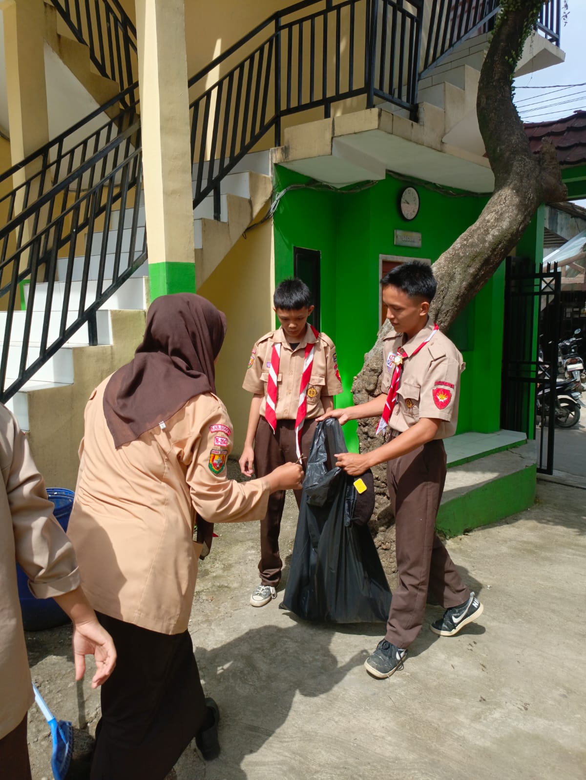 Jelang Peringatang HPSN 2026, Pramuka SMK Bina Teknika Cileungsi Gelar Aksi Bersih Lingkungan