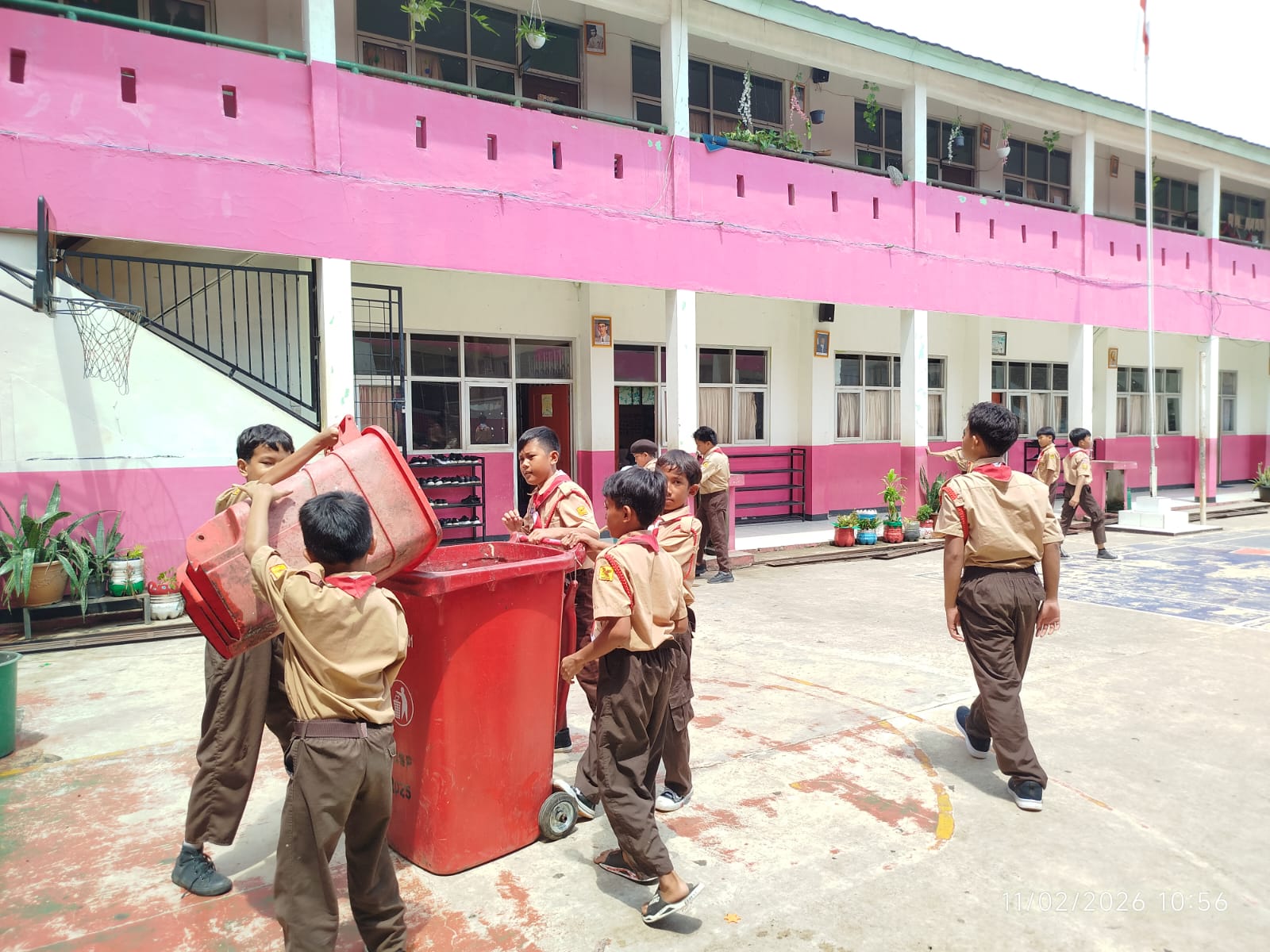 Aksi Bersihkan Lingkungan Jadi Agenda Pramuka SD N Situsari 01 Kwarran Cileungsi