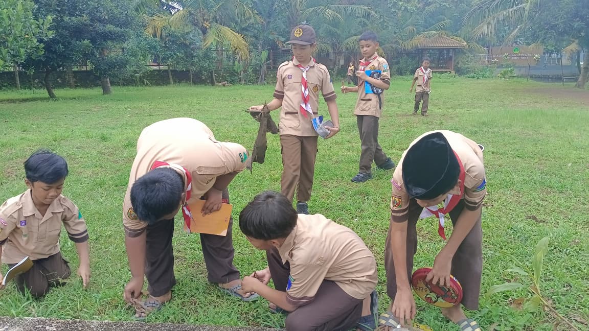 Semarak HPSN 2026, Pramuka Siaga SDIT Citra Nuansa Gelar Aksi Bersih Lingkungan Sekolah