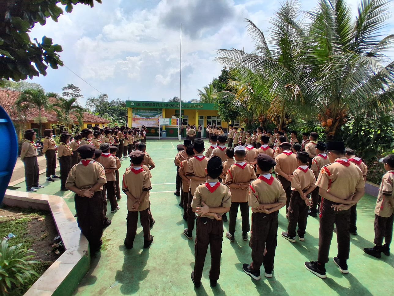 Membangun Karakter Mandiri, MI Qurrotul Hikmah Gelar PERJUSA Pramuka Penggalang