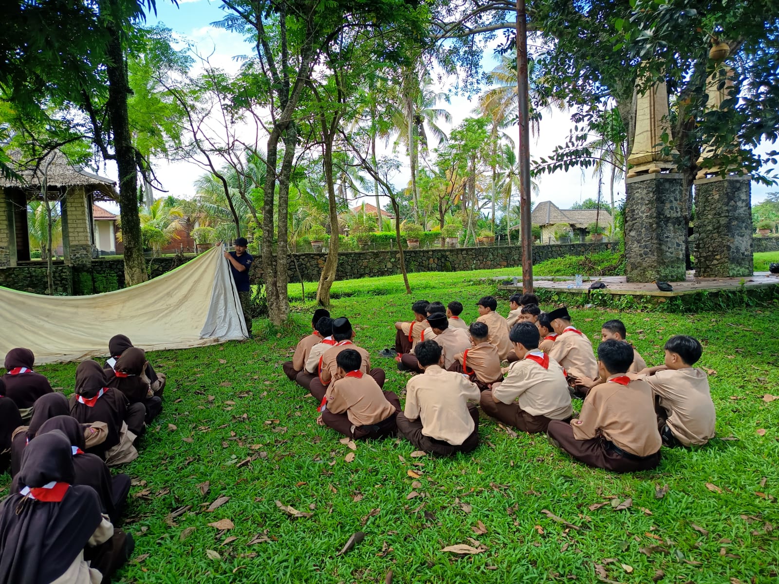 Taklukkan Medan, Bangun Kekompakan! Penggalang SMP Ibnu Sina Unjuk Skill Dirikan Tenda
