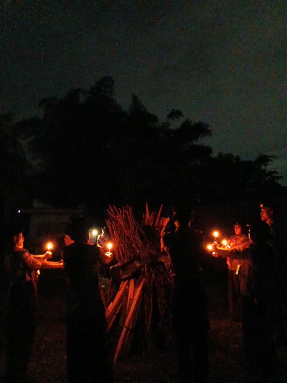 Pramuka SMAN 1 Parungpanjang Gelar Api Unggun untuk Pererat Kebersamaan