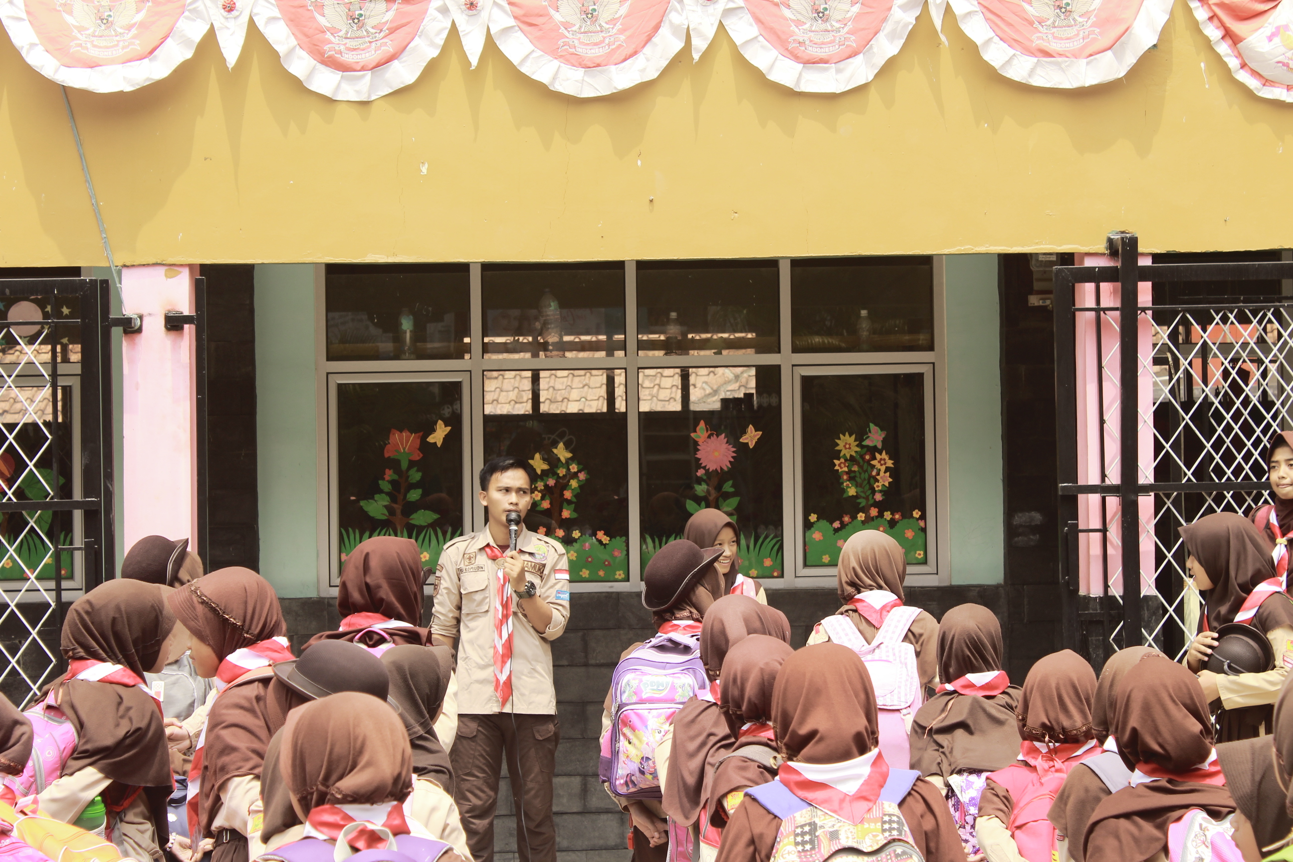 🌟 Bendera Berkibar, Semangat Membara: Penggalang SDN Ciasmara 01 Tunjukkan Aksi Nyata Lewat Semaphore