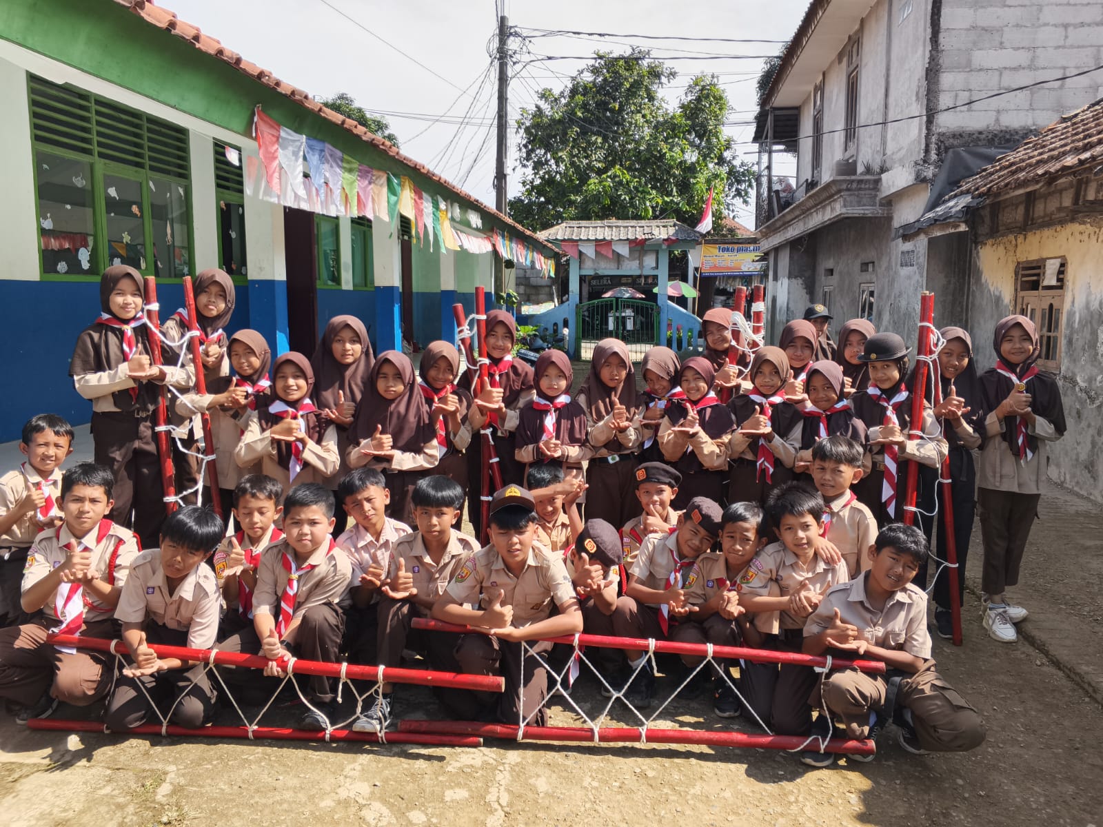 Dari Simpul ke Aksi Nyata: Penggalang MIM 02 Ciasmara Asah Kepedulian Lewat Pionering Tandu