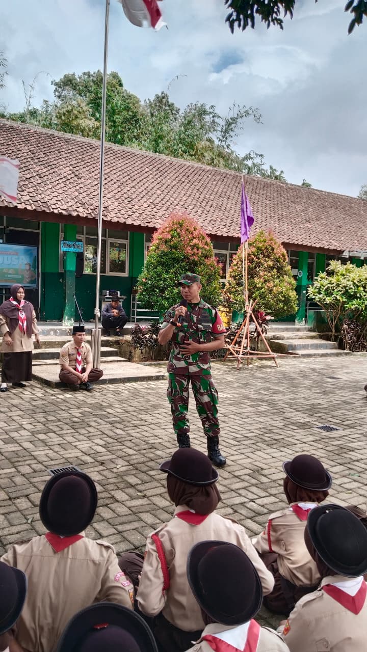 Babinsa Desa Kalong I, Berikan Motivasi Kebangsaan pada PERJUSA Gudep SDN Cigarung