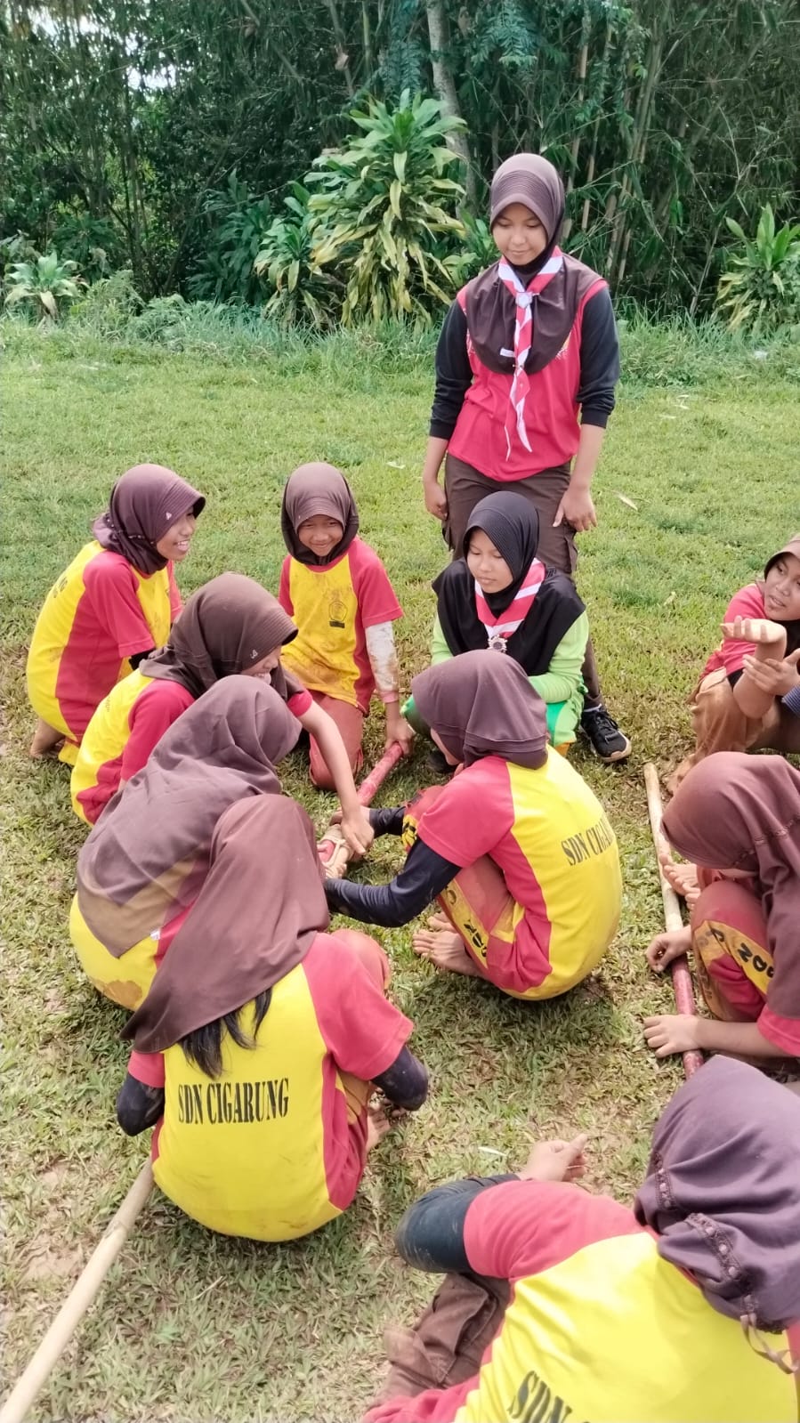 Keterampilan Tali Temali dan Pionering Semarakkan PERJUSA Gudep SDN Cigarung