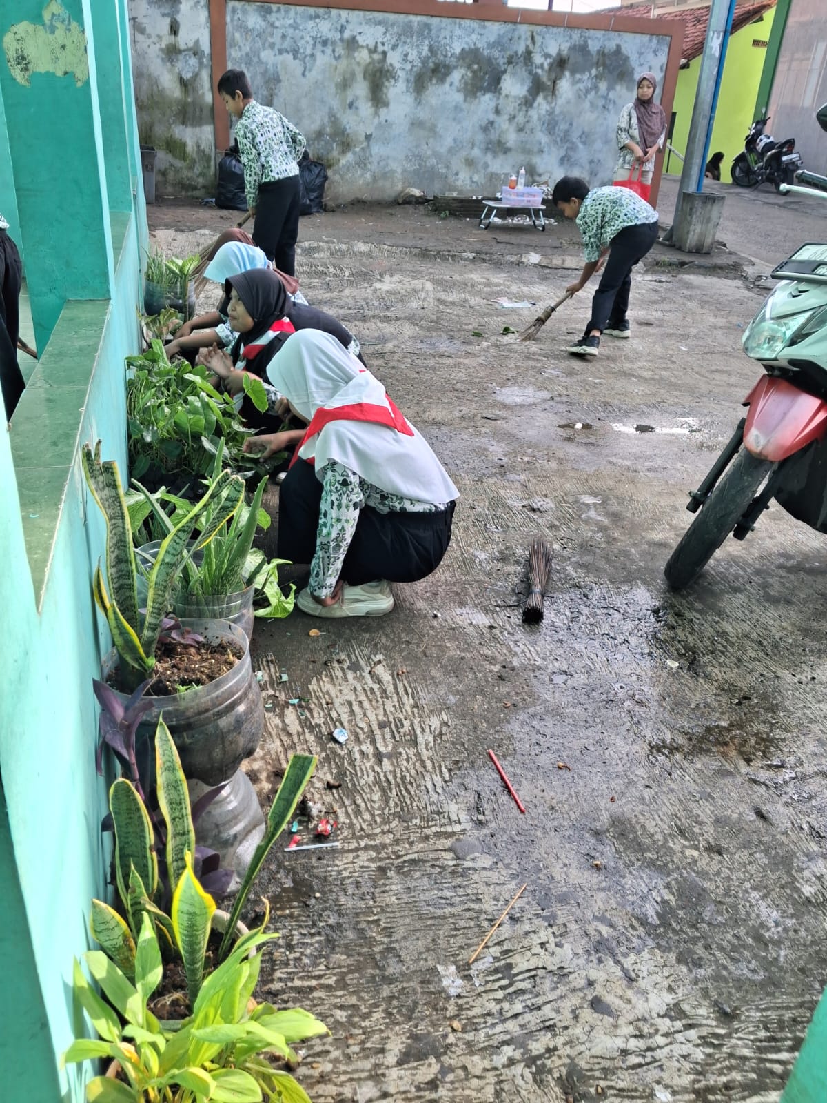Jumat Ceria, Bumi Bahagia! PJBL MI Raudlatul Falah Sukaraja Bangun Generasi Peduli Lingkungan