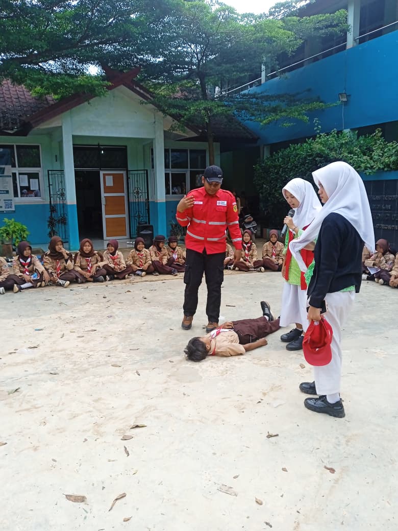 Sigap dan Tanggap! Pramuka SDN Gorowong 05 Asah Keterampilan Penolongan Pertama dalam Latihan Rutin