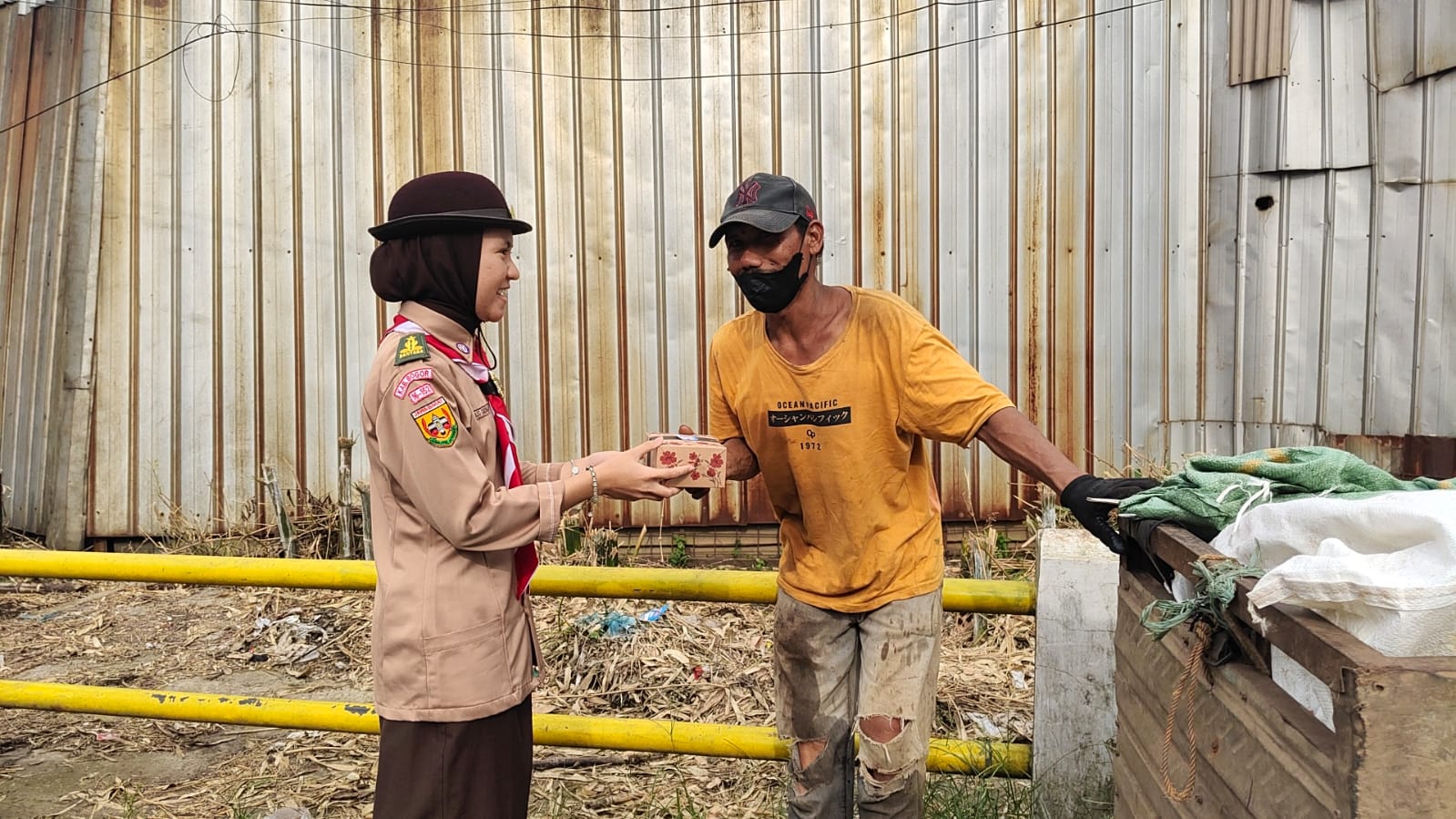 Pramuka SMAN 1 Cileungsi Bantu Sesama Melalui Giat ”Rantang Pramuka”