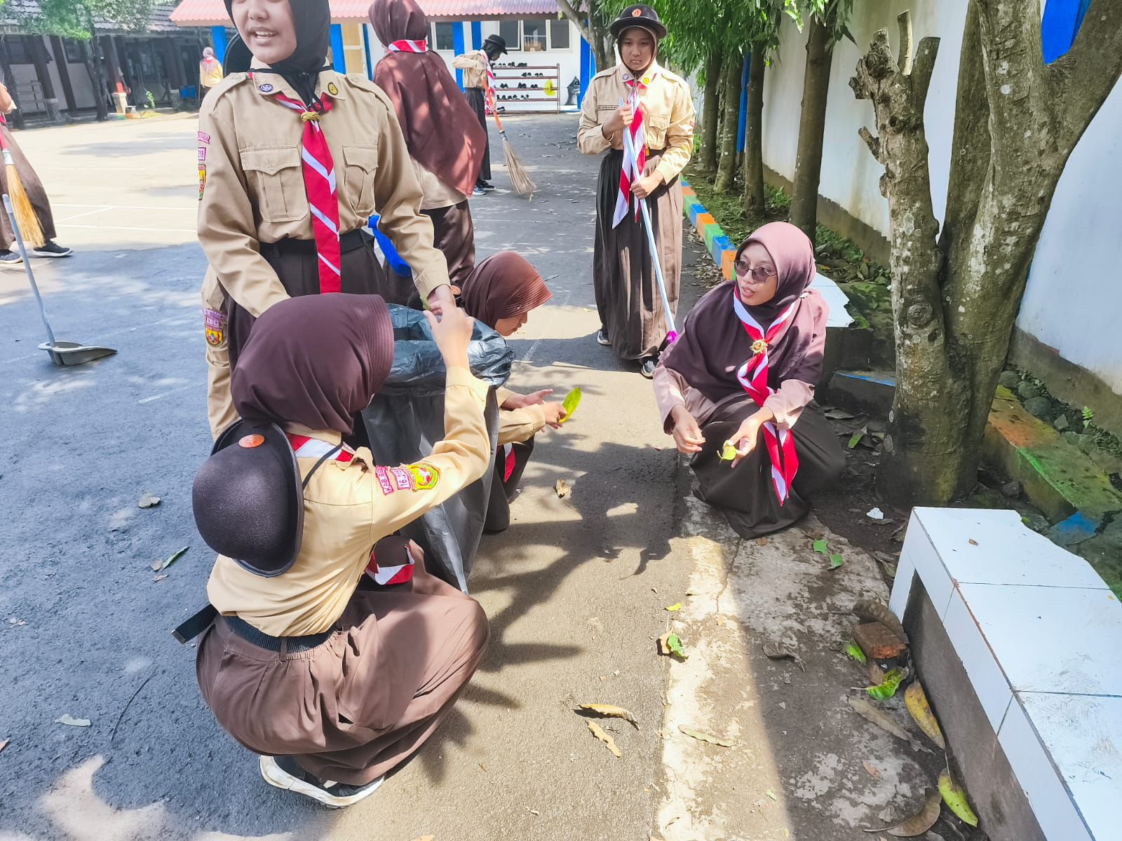 Puluhan Anggota Pramuka SMPN 4 Cileungsi Kompak Bersihkan Lingkungan