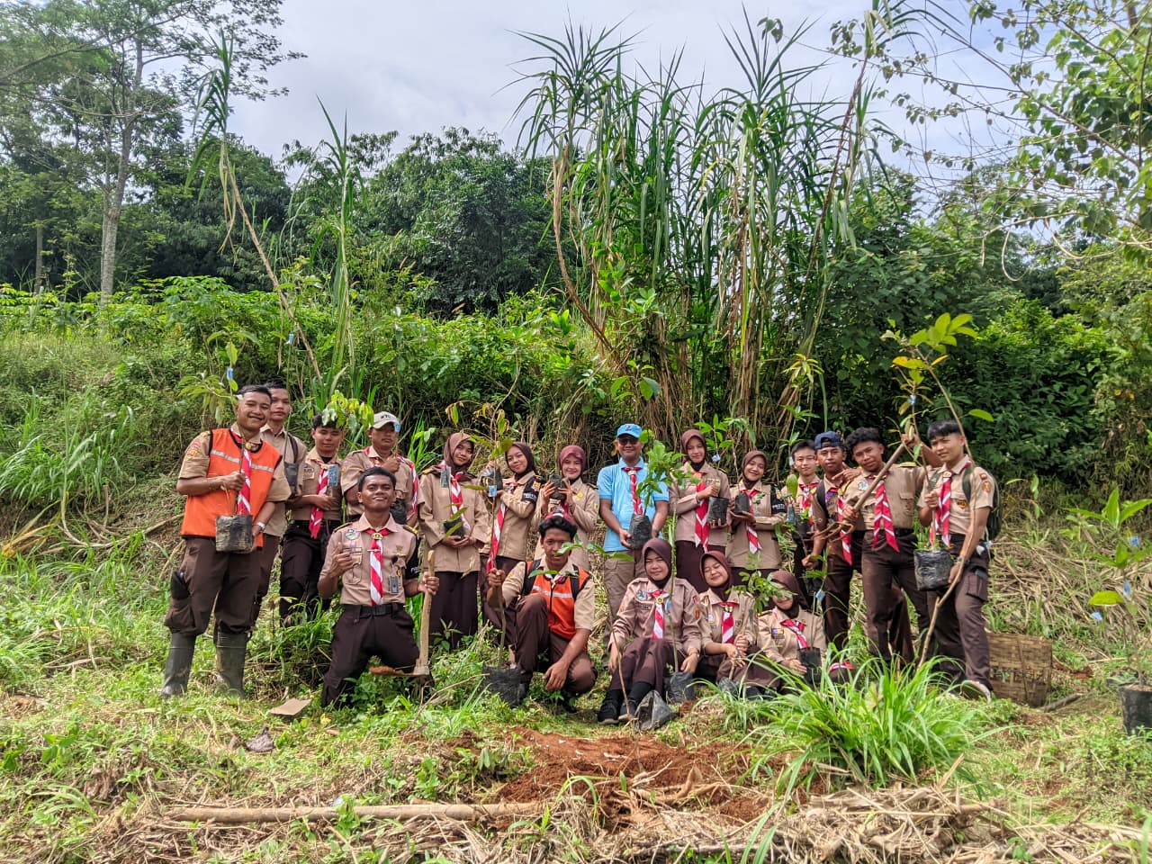 Pramuka Cibungbulang Tanam Pohon di TPU Galuga, Dorong Kepedulian Lingkungan Sejak Dini