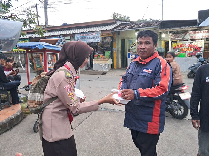 Aksi Nyata Pramuka SMK Bina Teknika Bantu Warga Lewat Rantang Pramuka