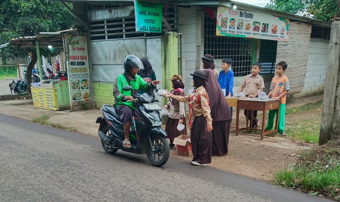 Tingkatkan Kepedulian Sosial, Pramuka MIS Yatalatop Gelar Rantang Pramuka