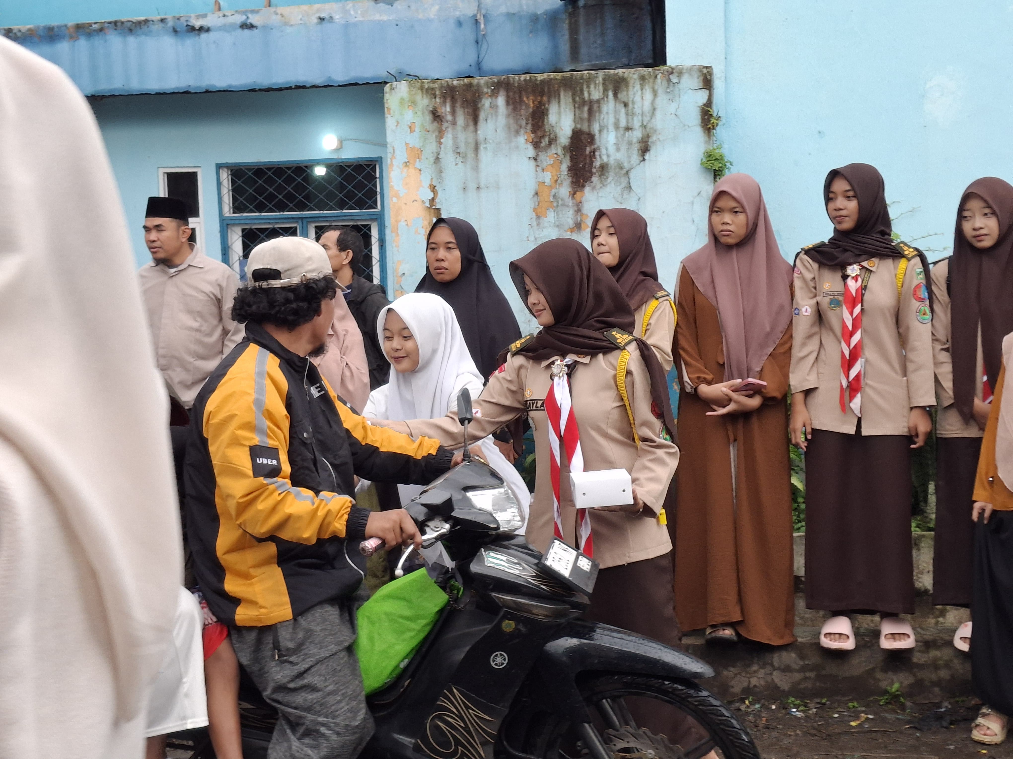 Takjil On The Road: Pramuka SMA Ibnu Hajar Bergerak Tebar Berkah di Bulan Ramadan